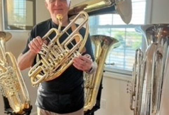 Dr. Jamesa Gourlaya z baritonskim helikonom