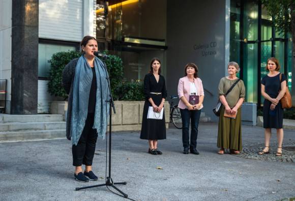 Uršula Cetinski, generalna direktorica Cankarjevega doma; Katarina Hergouth, kustosinja razstavnega programa CD; Jerneja Jezernik, dr. Marija Počivavšek, dr. Alenka Hren Medved, soavtorice razstave Peš po domačih krajih: popotni dnevniki Alme M. Karlin 1934–1936; Foto Sandi Fišer - Mediaspeed © Cankarjev dom 