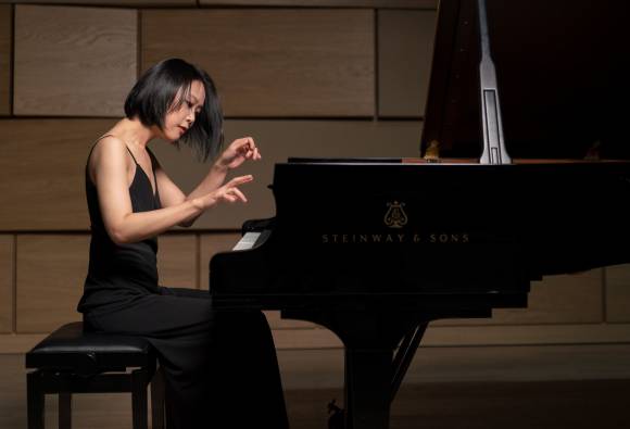 Yeol Eum Son, photo Marco Borrgreve