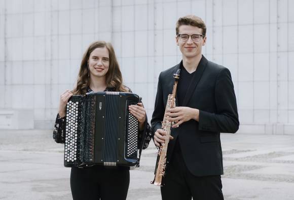 Duo Andrej Omejc, saksofon, in Teja Udovič, harmonika  