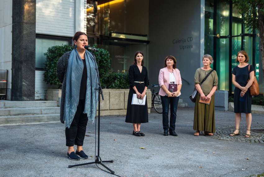 Uršula Cetinski, generalna direktorica Cankarjevega doma; Katarina Hergouth, kustosinja razstavnega programa CD; Jerneja Jezernik, dr. Marija Počivavšek, dr. Alenka Hren Medved, soavtorice razstave Peš po domačih krajih: popotni dnevniki Alme M. Karlin 1934–1936; Foto Sandi Fišer - Mediaspeed © Cankarjev dom 