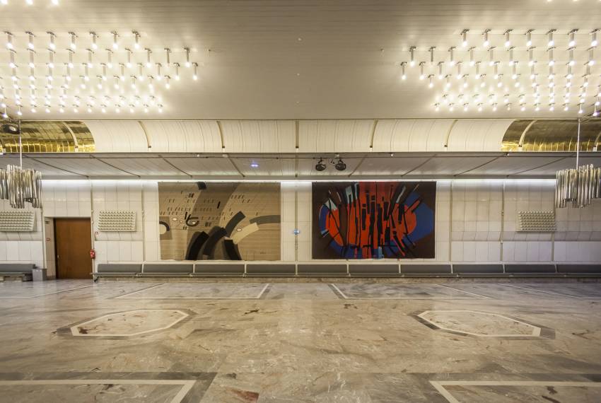 Obešanje tapiserije v Veliki sprejemni dvorani, foto Kristina Bursać